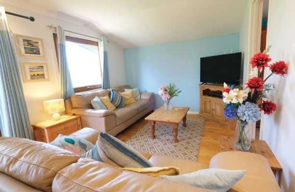 The Cabin - spacious living area with modern furnishings